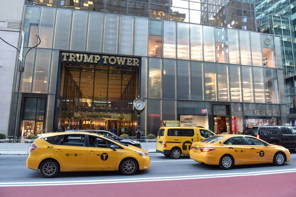 Нью Йорк Сша Травня 2018 Жовті Таксі Пересилкою Перед Входом — стокове фото