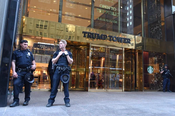 New York Usa Toukokuuta 2018 New Yorkin Trump Towerin Turvallisuuspoliisi — kuvapankkivalokuva