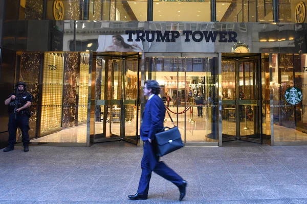 New York, ABD - 31 Mayıs 2018: Ön girişi Trump Tower geçmiş yaya yürüyüşte New York Fifth Avenue.