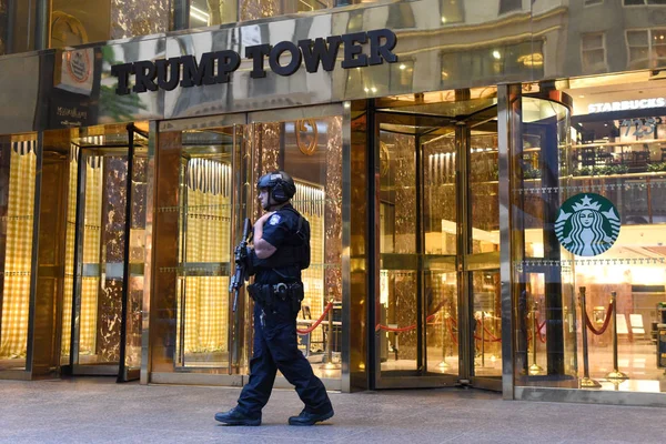 New York Usa Toukokuuta 2018 New Yorkin Trump Towerin Turvallisuuspoliisi — kuvapankkivalokuva