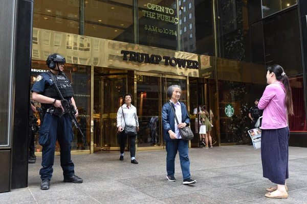 Policejní důstojníci zajišťování bezpečnosti v Trump Tower na Páté Avenue v New Yorku. — Stock fotografie