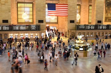 New York, ABD - 26 Mayıs 2018: Main hall Grand Central Terminali, New York insanlar.