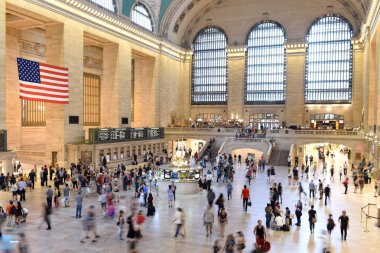 New York, ABD - 26 Mayıs 2018: Main hall Grand Central Terminali, New York insanlar.