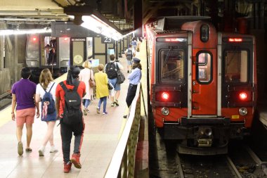 New York, ABD - 26 Mayıs 2018: İnsanlar trenin Grand Central Terminal, New York'da yanında.