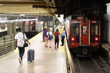 New York, ABD - 26 Mayıs 2018: İnsanlar trenin Grand Central Terminal, New York'da yanında.