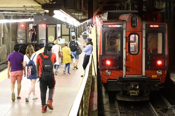New York, ABD - 26 Mayıs 2018: İnsanlar trenin Grand Central Terminal, New York'da yanında.