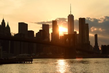 New York cityscape gün batımında. New York City, Brooklyn Bridge Park alt Manhattan görünümünde finans bölgesi.