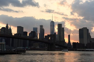 New York cityscape. New York City, Brooklyn Bridge Park alt Manhattan görünümünde finans bölgesi.