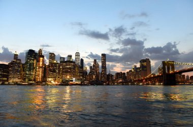 New York City, gece, ABD Brooklin Bridge ile alt Manhattan'ın finans merkezi