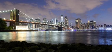 New York City, gece, ABD Brooklin Bridge ile alt Manhattan'ın finans merkezi