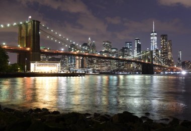 New York City, gece, ABD Brooklin Bridge ile alt Manhattan'ın finans merkezi
