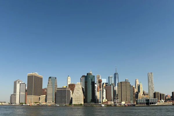 ロウアー マンハッタンからブルックリン橋公園 ニューヨークの金融街の表示します — ストック写真