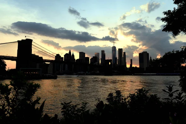 夕暮れのニューヨークの街並み ニューヨーク市 ブルックリン橋公園からより低いマンハッタン ビューの金融街 — ストック写真