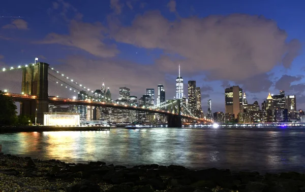 New York City, gece, ABD Brooklin Bridge ile alt Manhattan'ın finans merkezi