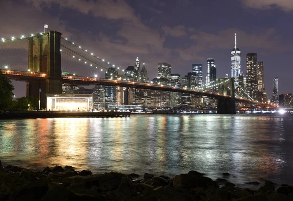 New York City, gece, ABD Brooklin Bridge ile alt Manhattan'ın finans merkezi