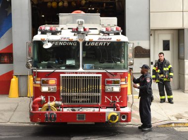New York, ABD - 10 Haziran 2018: İtfaiye ve yangın kamyon Aşağı Manhattan üzerinde özgürlük Steet Fdny on şirketten yakınındaki.