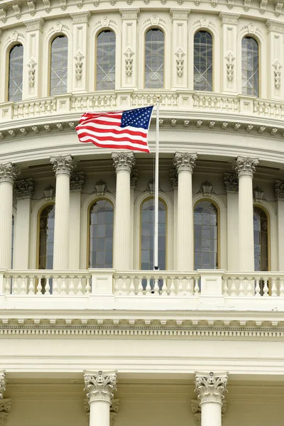 美国国会大厦圆顶上的美国旗 — 图库照片