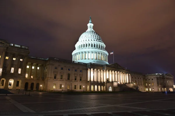 夜にはアメリカ合衆国議会議事堂建物 ワシントン — ストック写真
