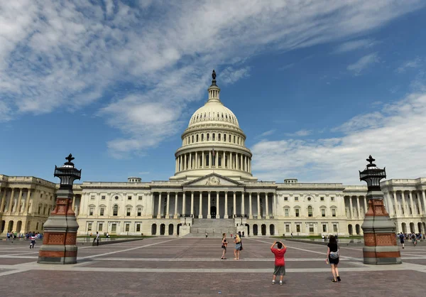 Washington, Dc - 01 Haziran 2018: İnsanlar ABD Capitol yakınındaki.