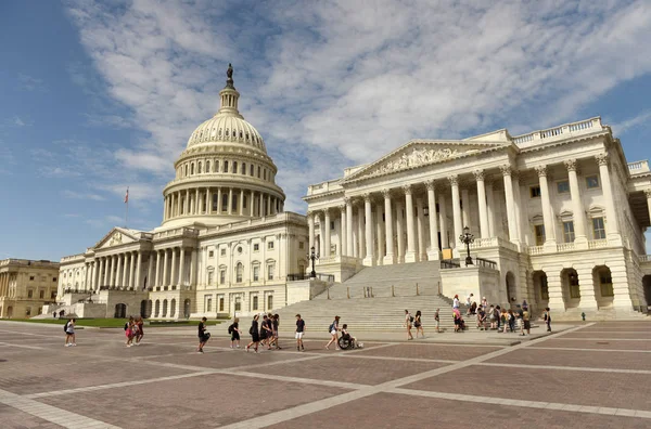 Washington, Dc - 01 Haziran 2018: İnsanlar ABD Capitol yakınındaki.