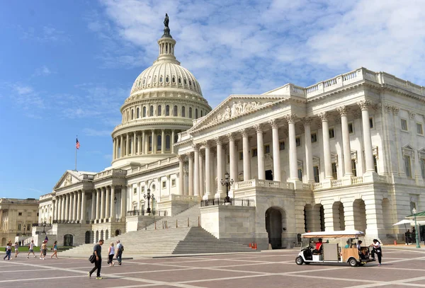 Washington, Dc - 01 Haziran 2018: İnsanlar ABD Capitol yakınındaki.
