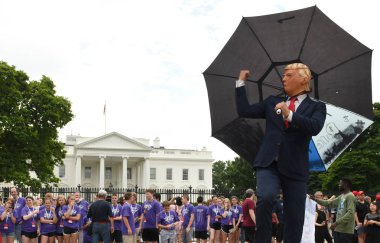 Washington, Dc - 02 Haziran 2018: Sokak icracı bir koz maske takıyor ve Beyaz Saray yakınındaki geçerli Amerikan Başkan'dan alay.