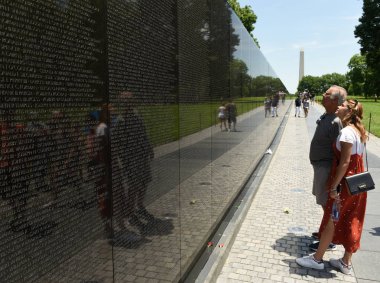 Washington, Dc - 01 Haziran 2018: Washington'daki Vietnam savaş anıtı ziyaretçi.