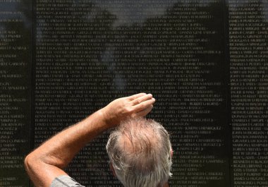 Washington, Dc - 01 Haziran 2018: Washington'daki Vietnam savaş anıtı, ziyaretçi.