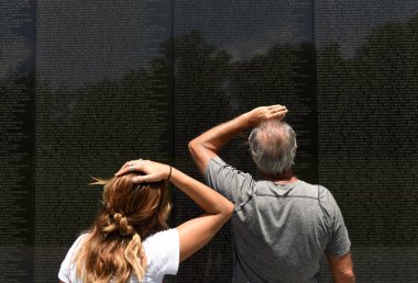 Washington, Dc - 01 Haziran 2018: Washington'daki Vietnam savaş anıtı, ziyaretçi.