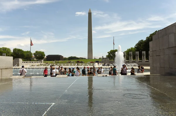 Washington Juni 2018 Besökare Andra Världskriget Minnesmärke Washington — Stockfoto