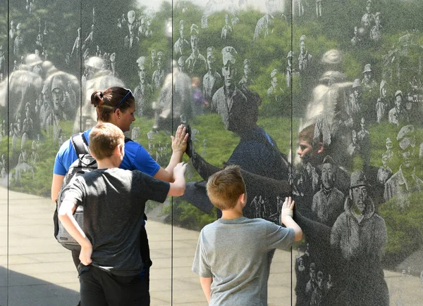 ナショナル モールに朝鮮戦争記念のワシントンは 2018 訪問者 — ストック写真