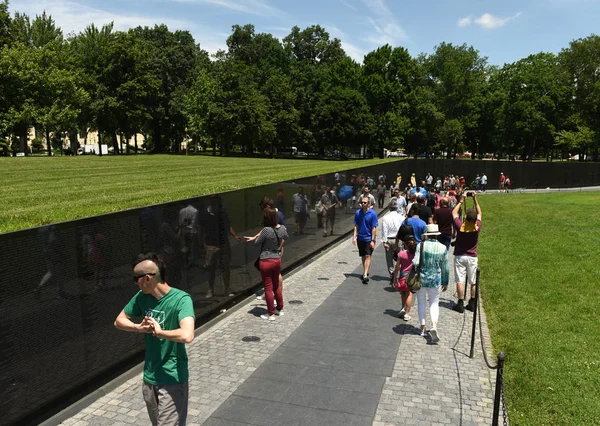ワシントンでベトナム戦争記念碑にワシントン 2018 訪問者 — ストック写真