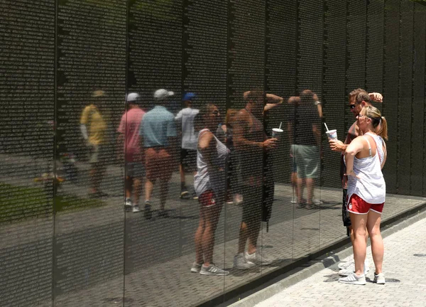 Washington Juni 2018 Mensen Bezoeken Van Vietnam War Memorial Washington — Stockfoto