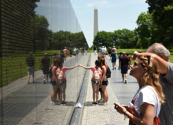 Washington June 2018 Visitors Vietnam War Memorial Washington — Stock Photo, Image