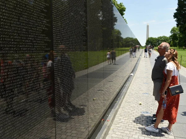 Washington, Dc - 01 Haziran 2018: Washington'daki Vietnam savaş anıtı ziyaretçi.