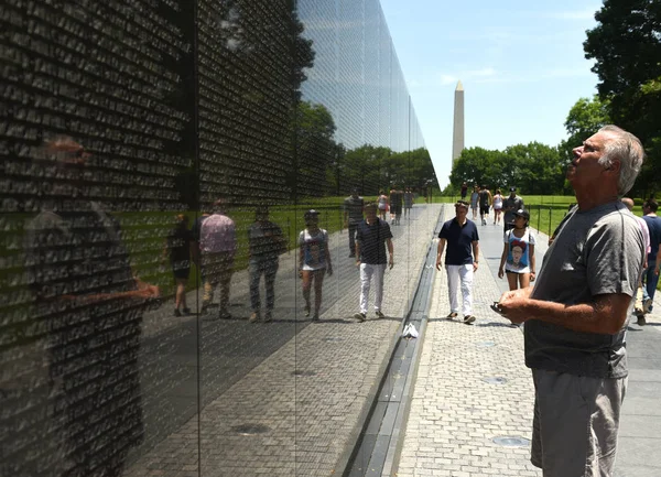 Washington Juni 2018 Bezoekers Vietnam War Memorial Washington — Stockfoto