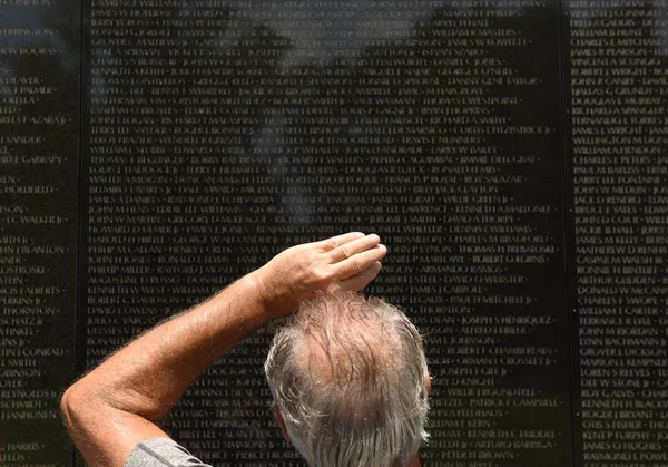 Washington, Dc - 01 Haziran 2018: Washington'daki Vietnam savaş anıtı, ziyaretçi.