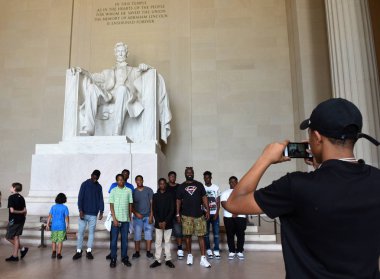 Washington, Dc - 01 Haziran 2018: Turist fotoğraf Abraham Lincoln'ün statues yakınındaki Lincoln Memorial DC yapmak.