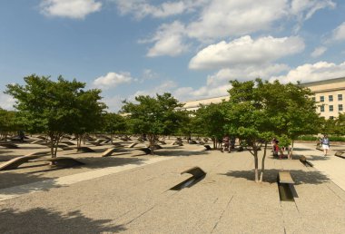 Washington, Dc - 01 Haziran 2018: Pentagon Memorial özellikleri 184 banklar, 11 Eylül 2011 saldırıları yıldönümünde anmak için bir anıt boş..