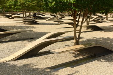 Washington, Dc - 01 Haziran 2018: Pentagon Memorial özellikleri 184 banklar, 11 Eylül 2011 saldırıları yıldönümünde anmak için bir anıt boş..