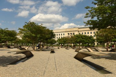 Washington, Dc - 01 Haziran 2018: Pentagon Memorial özellikleri 184 banklar, Pentagon 11 Eylül 2001 saldırısının kurbanları için adanmış Memorial boş.