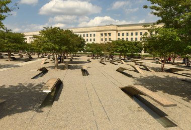 Washington, Dc - 01 Haziran 2018: Pentagon Memorial özellikleri 184 banklar, Pentagon 11 Eylül 2001 saldırısının kurbanları için adanmış Memorial boş.