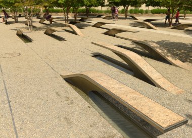 Washington, Dc - 01 Haziran 2018: Pentagon Memorial özellikleri 184 banklar, Pentagon 11 Eylül 2001 saldırısının kurbanları için adanmış Memorial boş.
