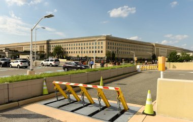 Washington, Dc - 01 Haziran 2018: Pentagon Binası, Amerika Birleşik Devletleri Savunma Bakanlığı için Genel Müdürlük önünde güvenlik bariyerleri.