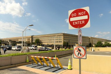 Washington, Dc - 01 Haziran 2018: Güvenlik bariyerleri ve Pentagon Binası, Amerika Birleşik Devletleri Savunma Bakanlığı için Genel Müdürlük önünde dur işareti.
