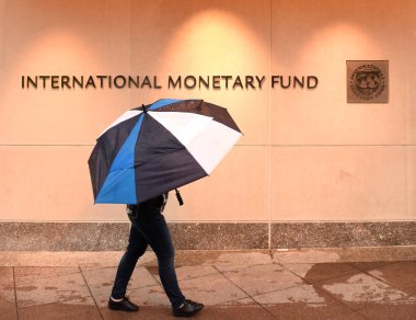 Washington, Dc - 04 Haziran 2018: Uluslararası Para Fonu, Washington'da IMF Genel Müdürlük 2 Binası (Hq2) yakınındaki bir şemsiye yaya.