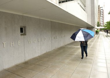 Washington, Dc - 04 Haziran 2018: Washington'da Dünya Bankası ana Binası yakınındaki bir şemsiye yaya.