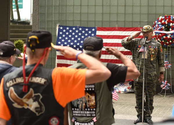 New York, ABD - 28 Mayıs 2018: Vietnam gazileri, New York Vietnam Gazileri Anıtı Anma Günü 'ndeki toplantı sırasında selam verdi.