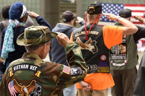 New York, ABD - 28 Mayıs 2018: Vietnam gazileri, New York Vietnam Gazileri Anıtı Anma Günü 'ndeki toplantı sırasında selam verdi.