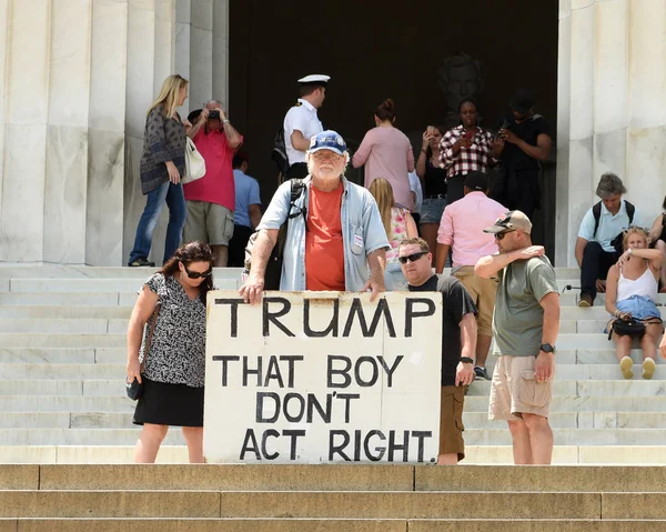 Washington, Dc - 01 Haziran 2018: Gale Mccray, kendisine yaşlı adam ile bir işareti diyen bir 75 yaşındaki emekli Fort Worth, Tx üzerinden. Gale bir işaret 